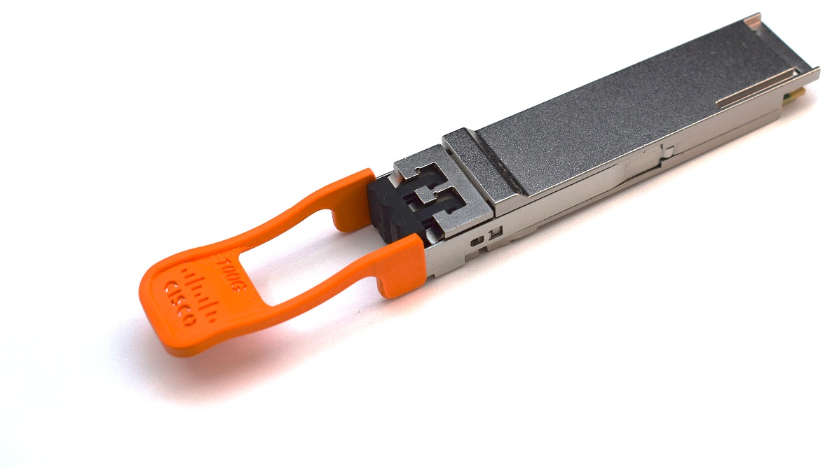 نمای نزدیک ماژول QSFP28 صد گیگ سیسکو